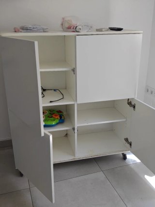 Armario blanco con ruedas