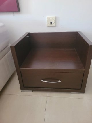 Mesita de noche de madera marrón