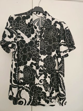 Camisa estampada flores blanco y negro
