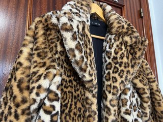 Abrigo de piel sintética con estampado de leopardo