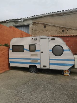 Caravana Vintage Blanca y Azul