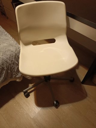 Mesa de trabajo y silla de oficina