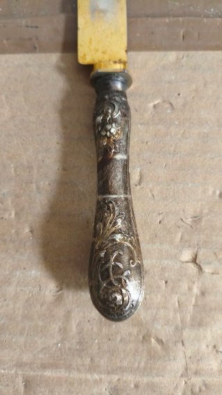 Coltello con manico d'argento e acciaio d'orato