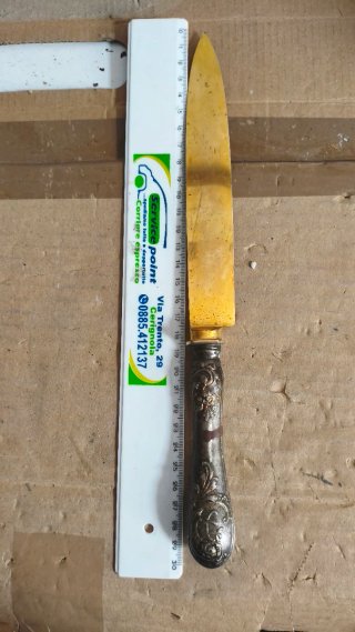 Coltello con manico d'argento e acciaio d'orato
