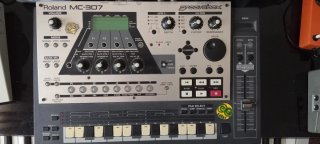 Roland MC-307 Groovebox