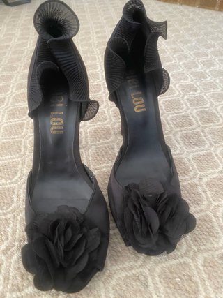 Zapatos de tacón negros Bibi Lou con flor