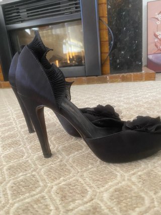 Zapatos de tacón negros Bibi Lou con flor