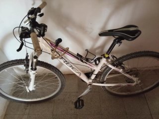Bicicleta de montaña blanca ORBEA