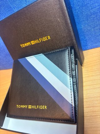 Cartera Tommy Hilfiger Negra Rayas Azules