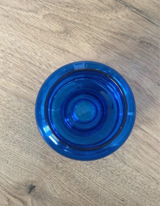 Vaso di vetro blu per fiori