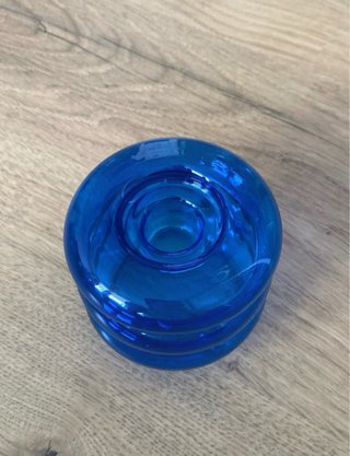 Vaso di vetro blu per fiori