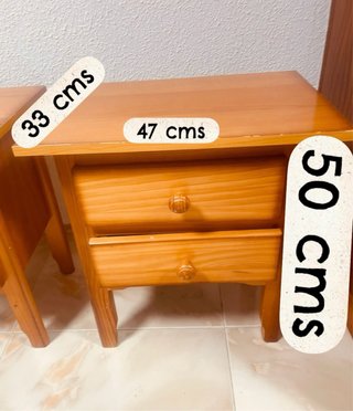 Mesitas de noche de madera con lámpara