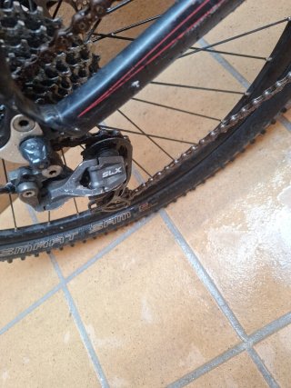 Bicicleta de  negra falta liquido del frino alante