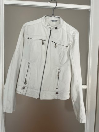 Chaqueta blanca estilo motero