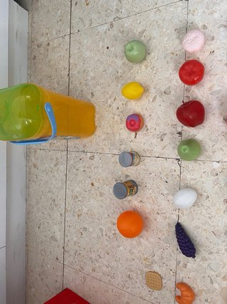 Comida de juguete más bote