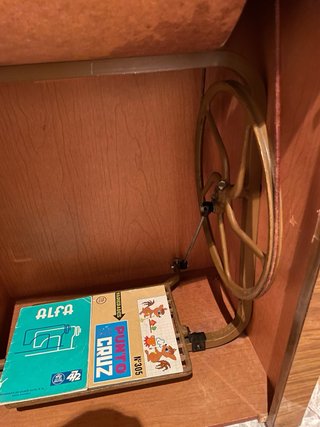 Máquina coser Alfa antigua,  accesorios y mueble