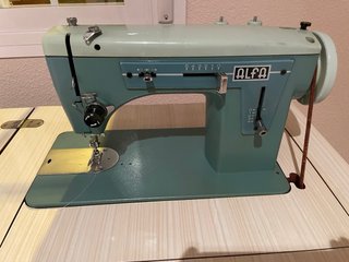 Máquina coser Alfa antigua,  accesorios y mueble