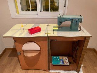 Máquina coser Alfa antigua,  accesorios y mueble
