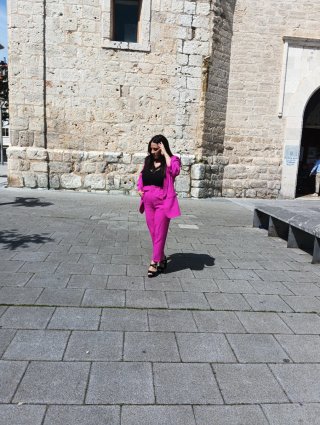 Traje de chaqueta rosa y morado