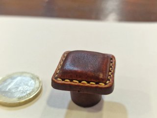 Pomos de cuero marrón