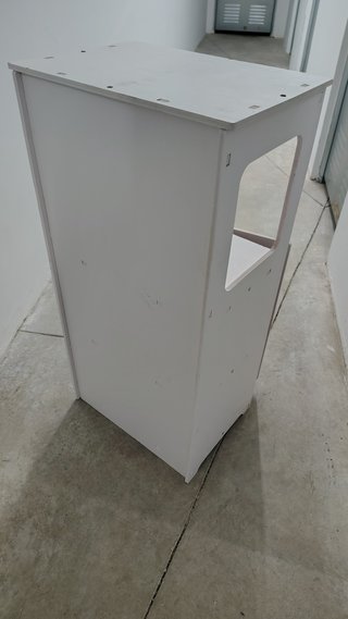 Gabinete de almacenamiento blanco con puerta