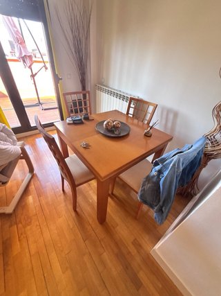 Mesa de comedor y 4 sillas madera