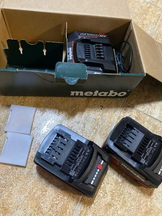 Cargador y 2 baterias METABO. Nuevo