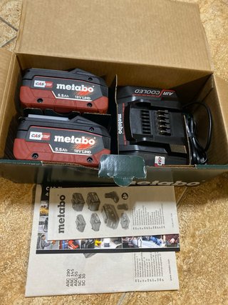 Cargador y 2 baterias METABO. Nuevo