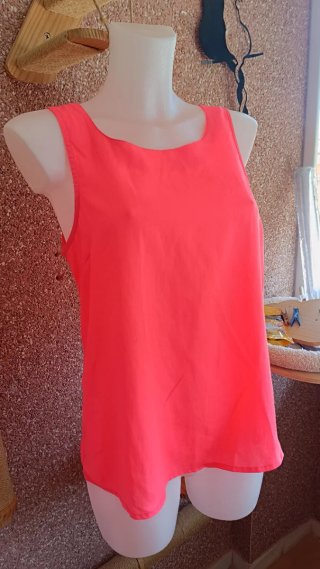 Blusa naranja con espalda descubierta