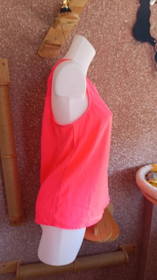Blusa naranja con espalda descubierta