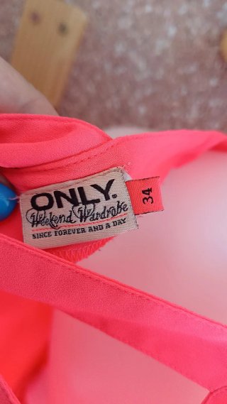 Blusa naranja con espalda descubierta