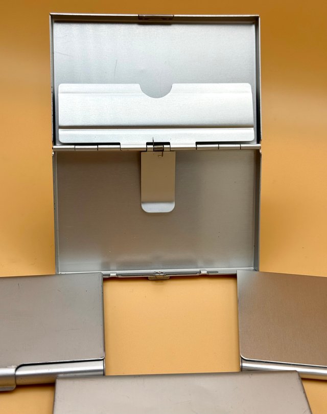 4 Portacarte di design, metallici e leggeri
