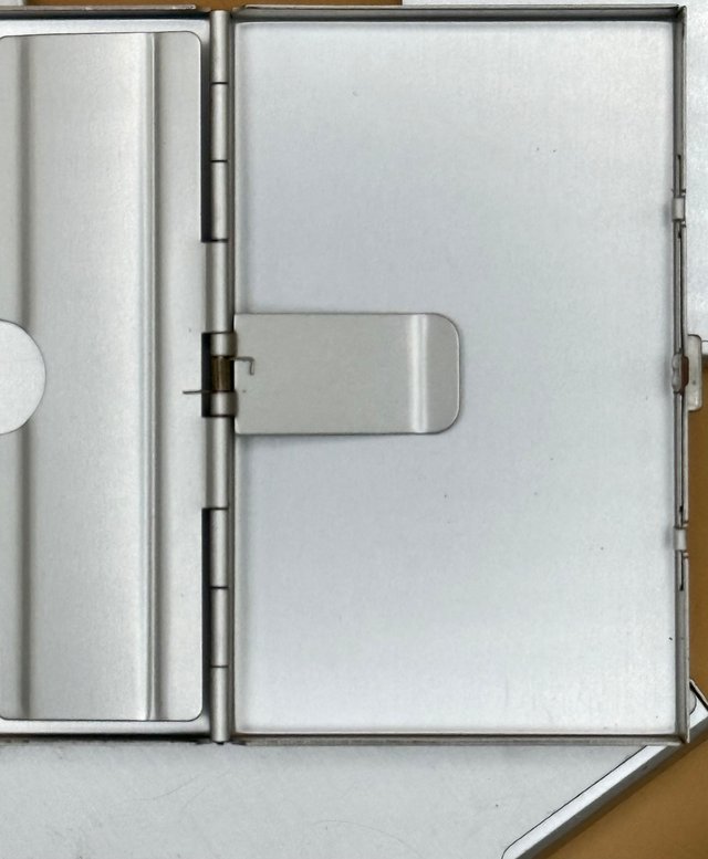 4 Portacarte di design, metallici e leggeri