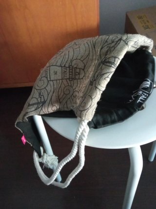 Mochila de cuerdas con estampado náutico.