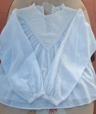 Blusa de niña blanca con encaje