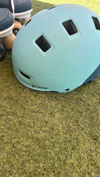 Patines 4 ruedas y casco azul Talla 35