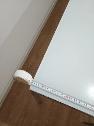Mesa de comedor cristal y metal. Cuatro sillas