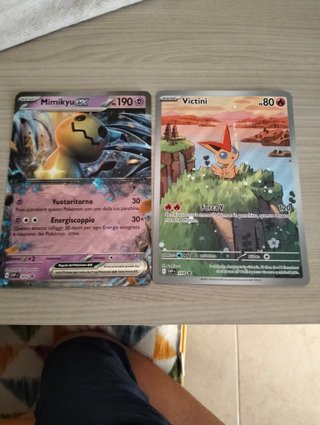 2 Carte Pokemon Grandi Mimikyu EX Victini