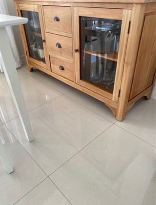 Aparador de madera con puertas de cristal