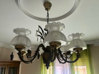 Lámpara de techo dorada y cristal