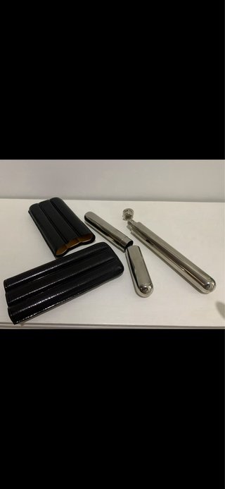 Estuche cuero, cilindro metálico y petaca