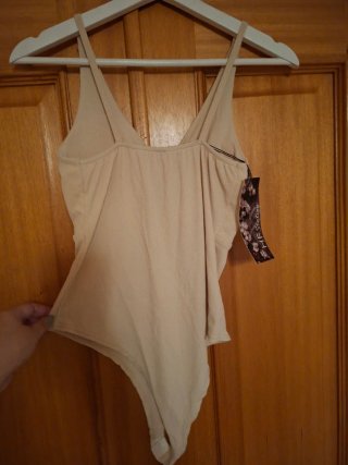 Body bege com laço e recorte
