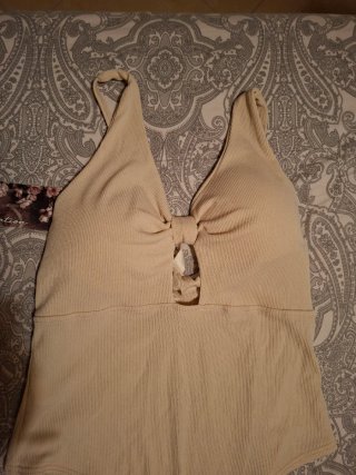 Body bege com laço e recorte