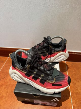 Zapatillas Adidas Negras y Rojas