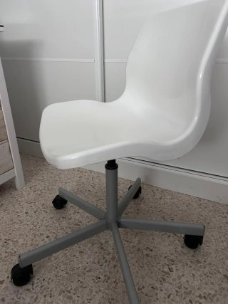 Scrigno in cristallo con 3 cassetti e sedia