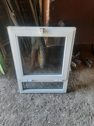Ventana abatible con fijo y reja maziza
