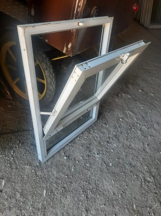 Ventana abatible con fijo y reja maziza