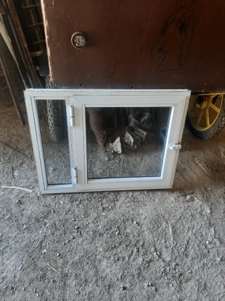 Ventana abatible con fijo y reja maziza