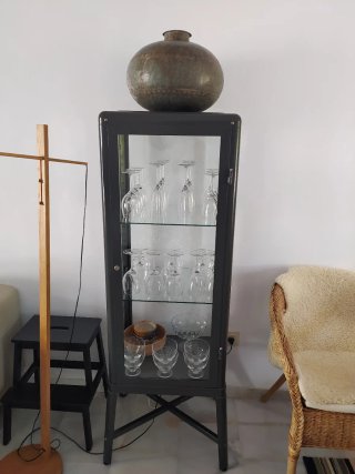 Vitrina grande gris y transparente