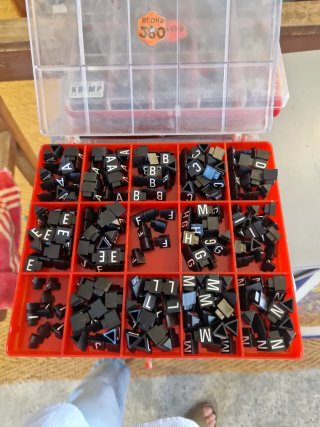 Caja de precios vintage con números y letras